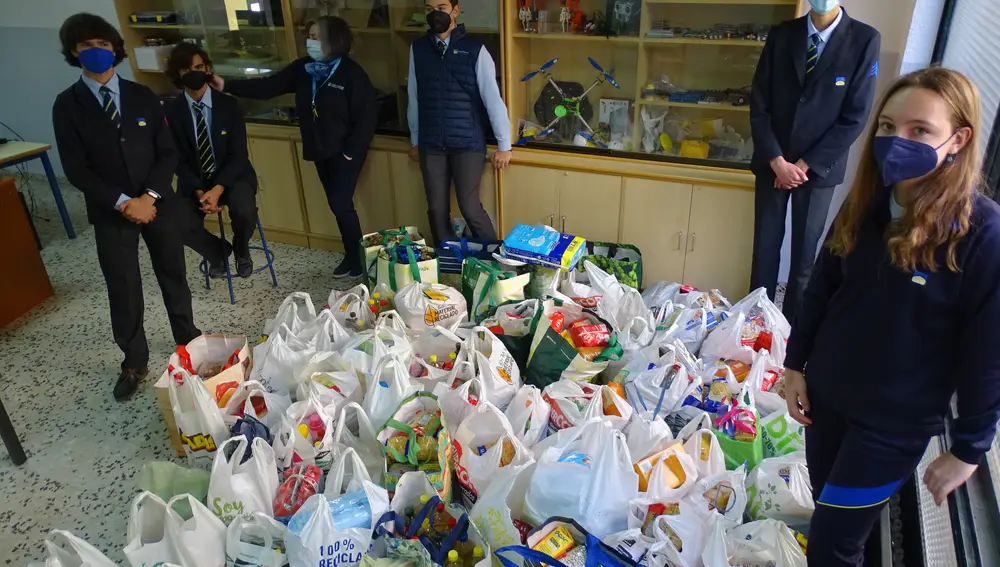 Los alumnos del Peñacorada entregan los alimentos a las familias más necesitadas