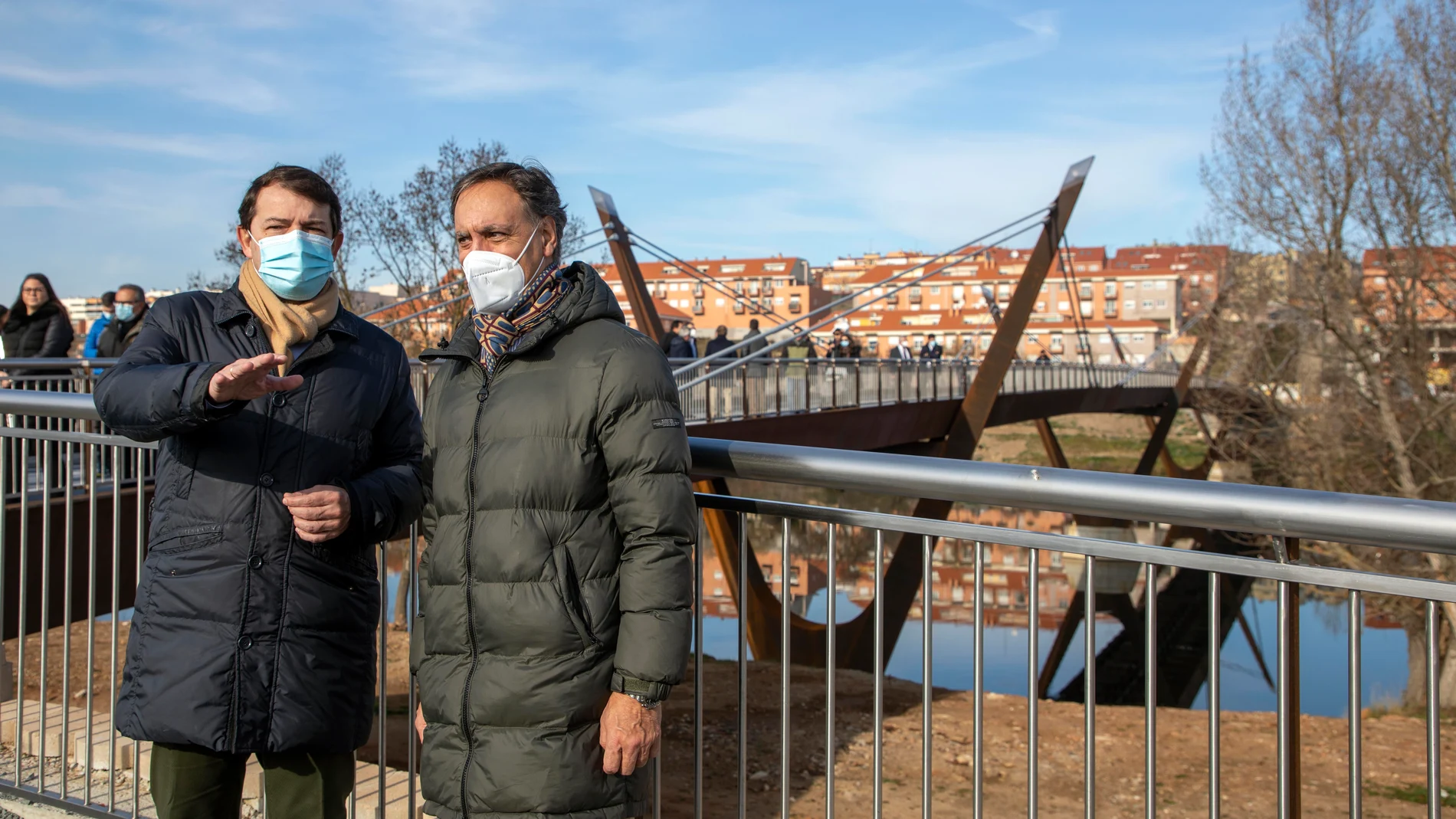 El presidente de la Junta de Castilla y León, Alfonso Fernández Mañueco, y el alcalde de Salamanca, Carlos García Carbayo, asisten a la apertura de la nueva pasarela peatonal y ciclista sobre el río Tormes