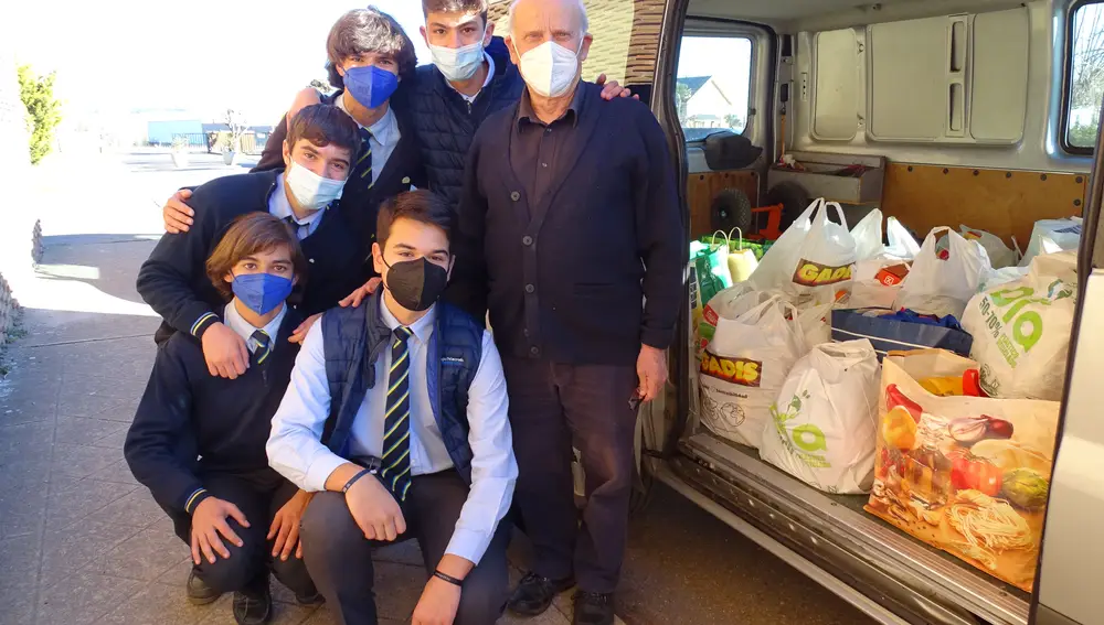 Los alumnos del Peñacorada entregan los alimentos a las familias más necesitadas