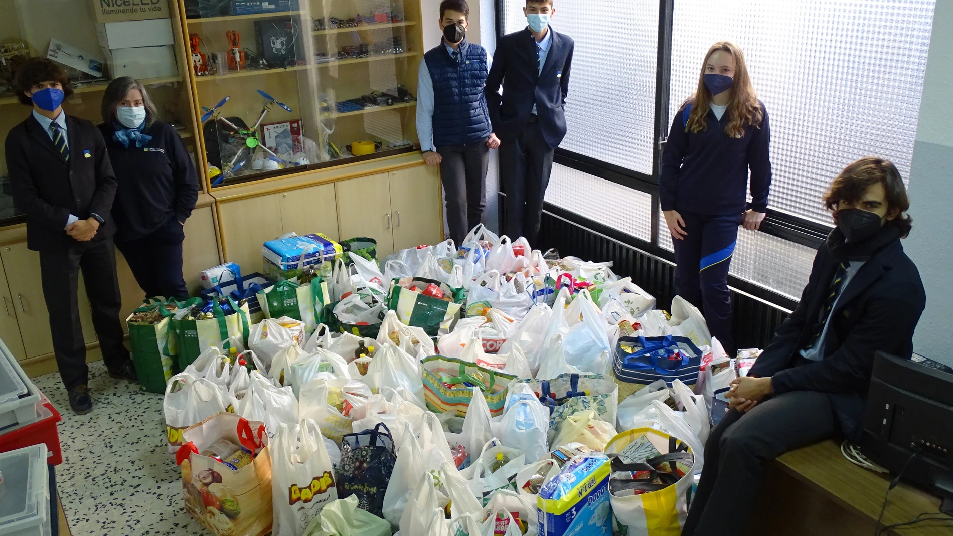 Los alumnos del Peñacorada entregan los alimentos a las familias más necesitadas