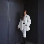 Rocío Osorno con abrigo blanco de Mango.