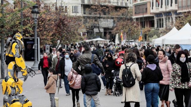 Decenas de personas pasean la Plaza del Ayuntamiento de Valencia, algunas de ellas sin la preceptiva mascarilla.