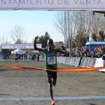 El eritreo Rodrigue Kwizera se ha hecho este domingo con el podio del 41 Cross Internacional de Venta de Baños (Palencia) seguido del etíope Nibret Melak que ha aguantado el ritmo del corredor de Burundi, mientras que en la carrera femenina la ganadora indiscutible, en su debut en España, ha sido la keniana Edinah Jebitok