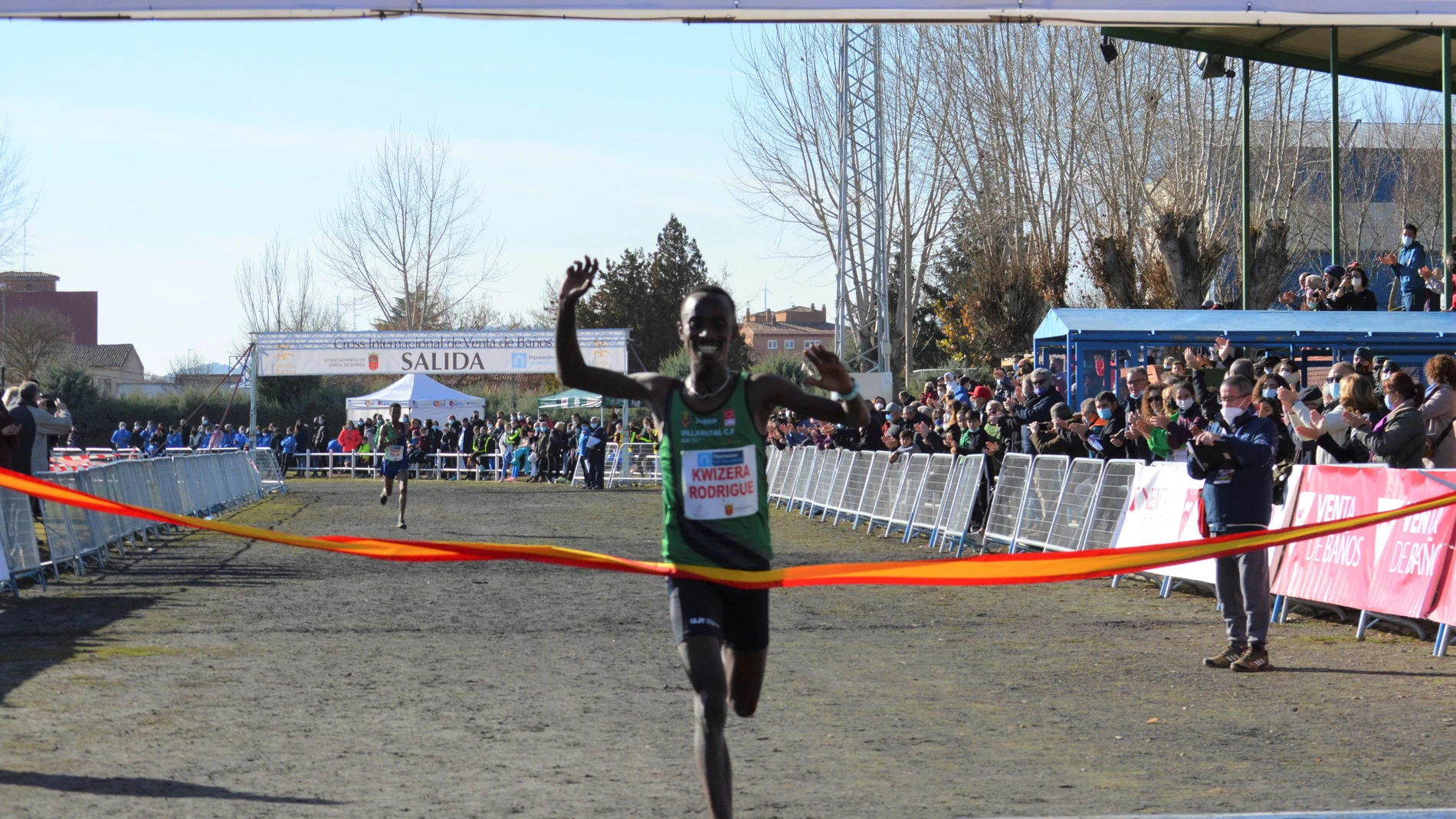 El eritreo Rodrigue Kwizera se ha hecho este domingo con el podio del 41 Cross Internacional de Venta de Baños (Palencia) seguido del etíope Nibret Melak que ha aguantado el ritmo del corredor de Burundi, mientras que en la carrera femenina la ganadora indiscutible, en su debut en España, ha sido la keniana Edinah Jebitok