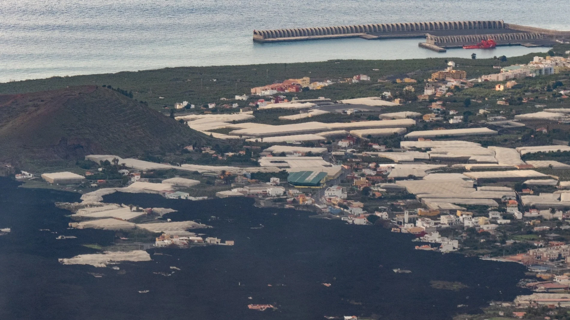Imagen de la colada sobre la localidad de La Laguna tomada desde el mirador del Llano del Jable, con el puerto de Tazacorte al fondo.