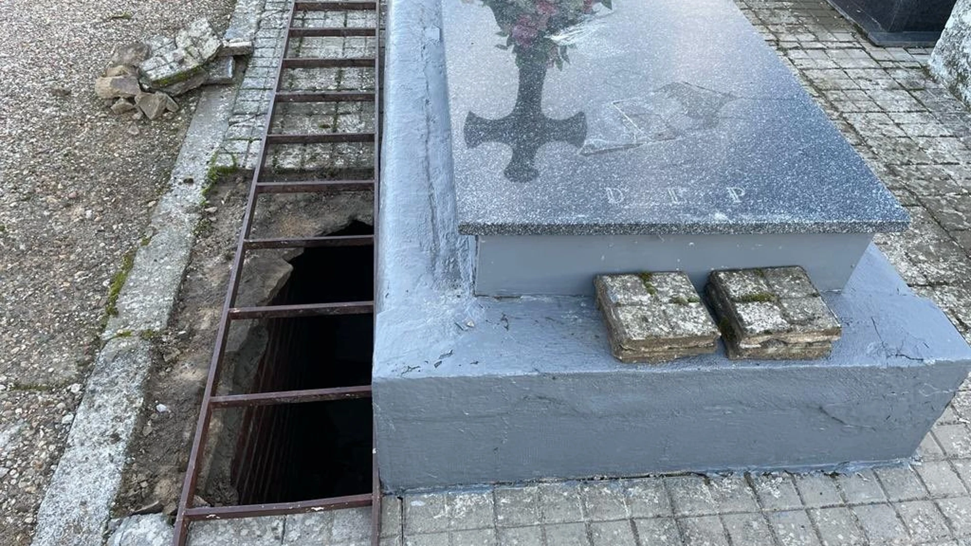 Imagen del agujero por el que se ha precipitado la mujer después de ceder el suelo del panteón. BOMBEROS DIPUTACIÓN 19/12/2021