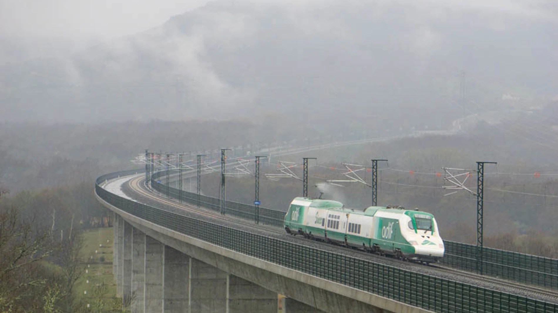 Un tren de Adif durante las pruebas de la línea de alta velocidad de Galicia