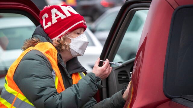 En Canadá, las vacunaciones masivas se producen sin bajar de los coches
