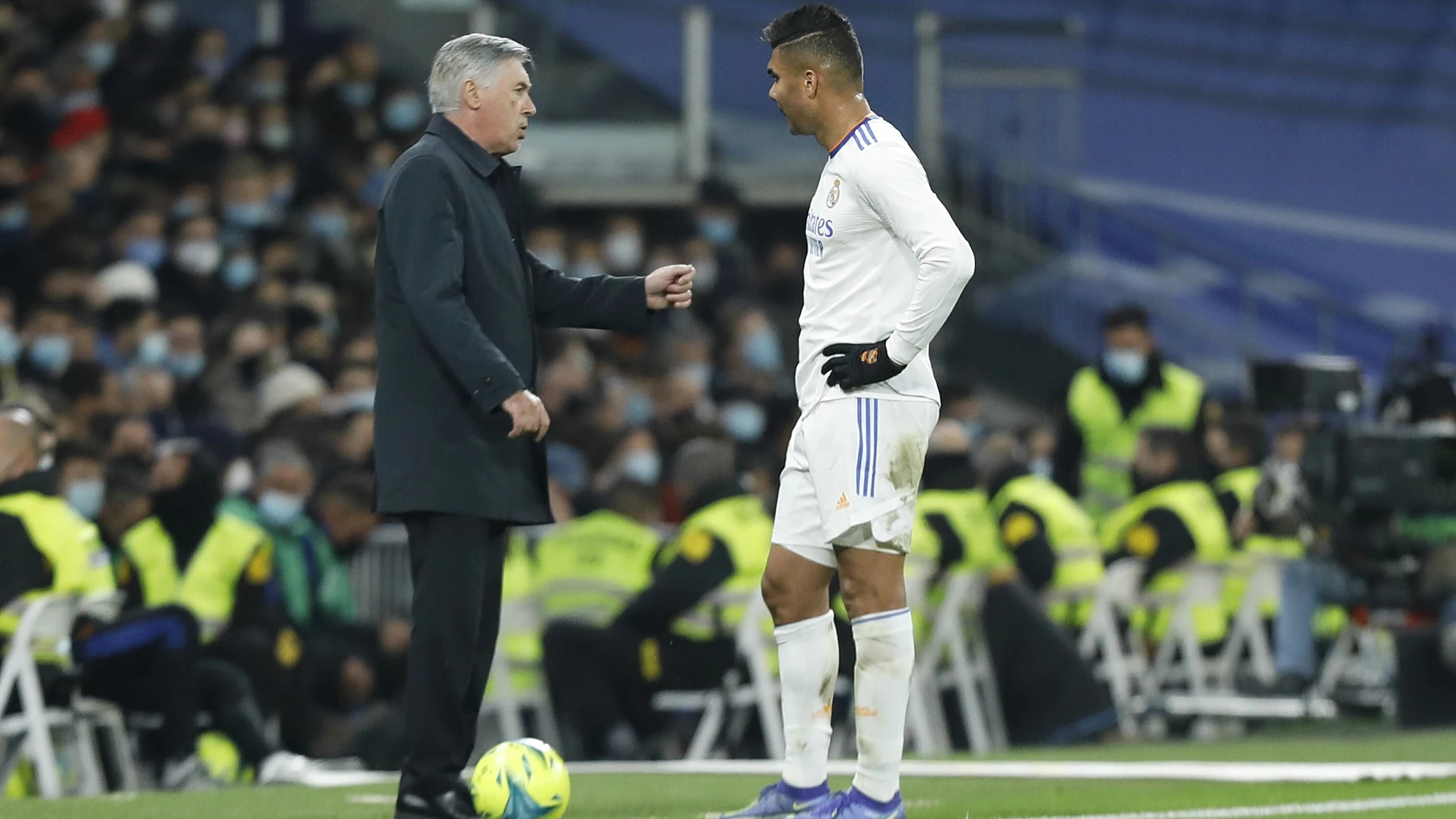 Ancelotti habla con Casemiro en un parón del Real Madrid-Cádiz