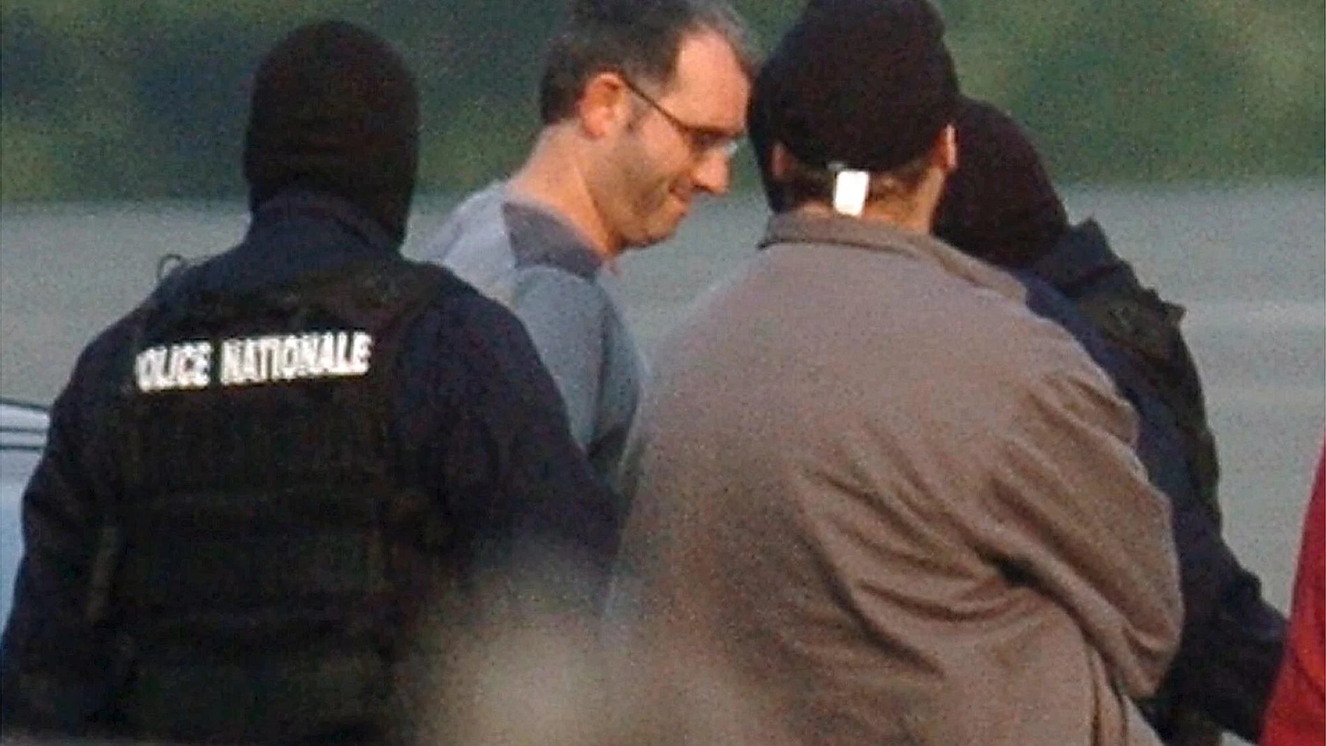 Mikel Albisu, "Mikel Antza", (con gafas), tras ser detenido en Francia junto a su compañera Soledad Iparraguirre, "Anboto", en 2004