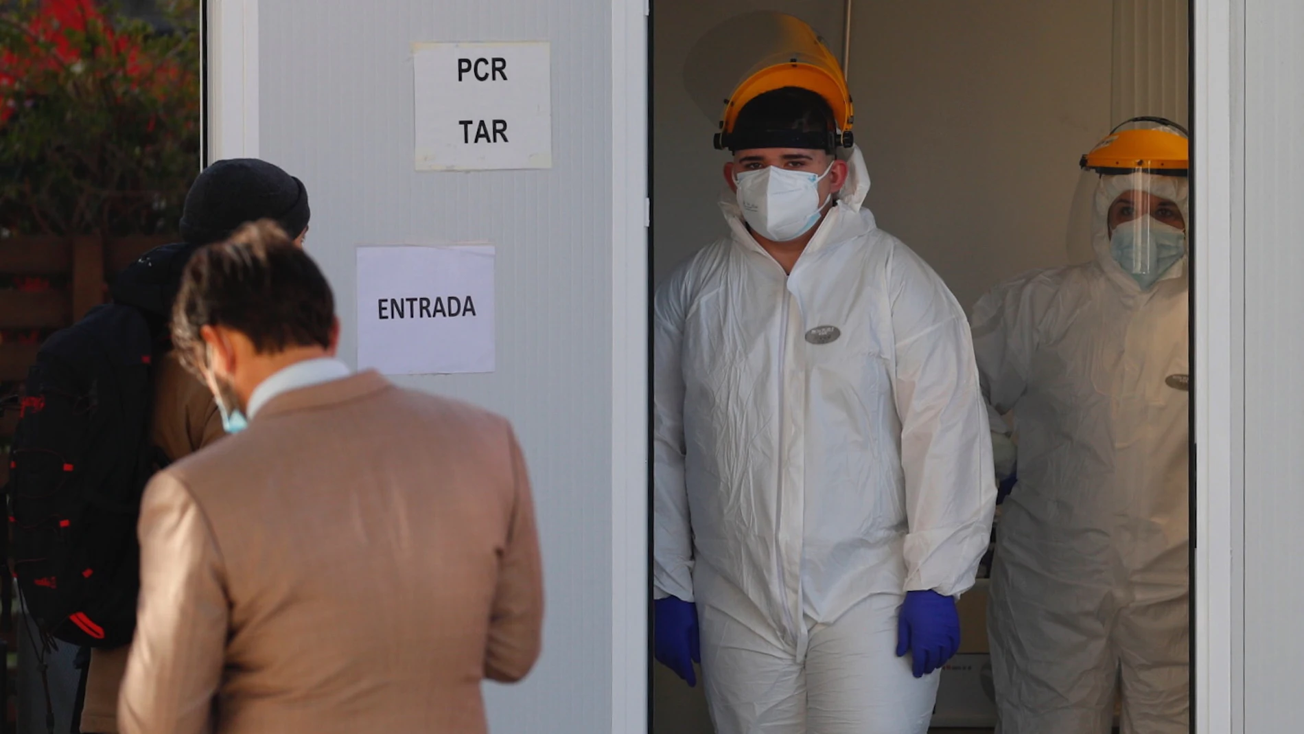 Varias personas hacen cola para realizarse una PCR en el Cap Villa Olímpica de Barcelona.