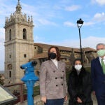 La presidenta de la Diputación de Palencia, Ángeles Armisén (I); el presidente de la Fundación Iberdrola España, Fernando García; y la alcaldesa de la localidad, Concha Gallardo, firman un convenio para la renovación de la iluminación exterior de la iglesia de San Hipólito en Támara de Campos