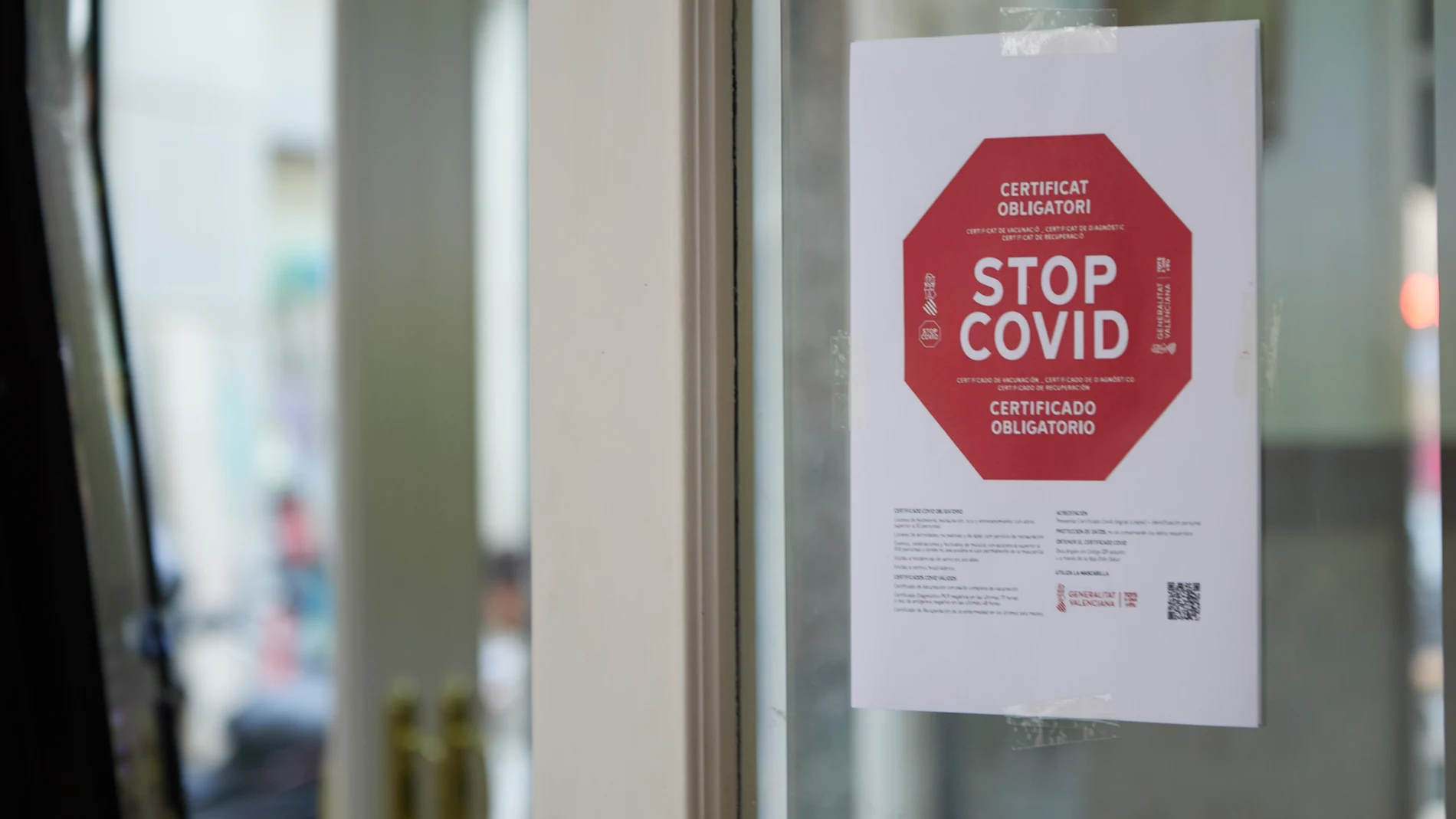 Cartel en la puerta de un bar durante el primer día de petición de Certificados Covid-19 para la hostelería. Joaquín Corchero / Europa Press