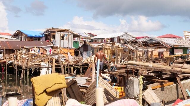 Foto facilitada por Greenpeace muestra una zona afectada por el tifón Rai en la ciudad de Surigao, en el sur de Filipinas