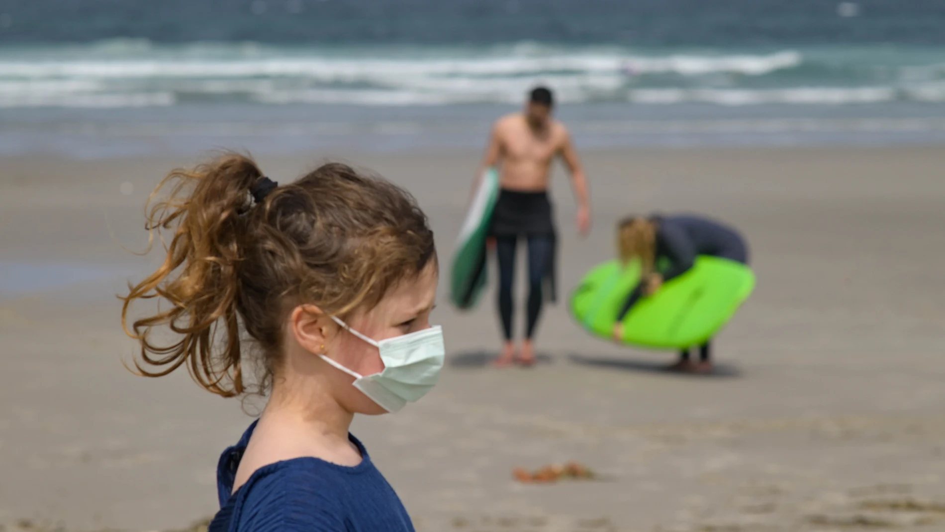Una niña lleva una mascarilla en la Playa das Salseiras, en el municipio de A Laracha, La Coruña