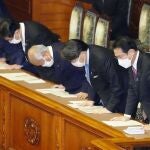 El primer ministro de Japón Fumio Kishida, a la derecha, jura su cargo con otros miembros del gabinete
