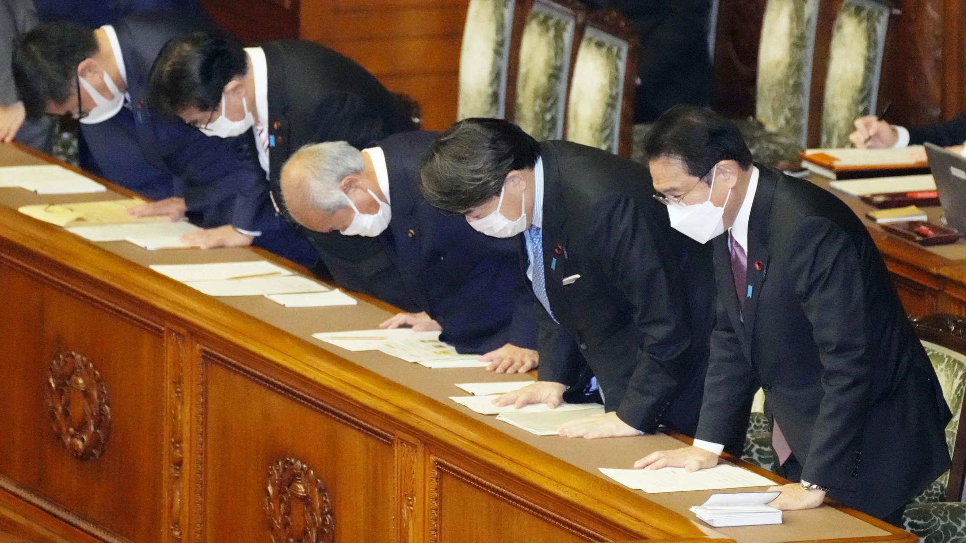 El primer ministro de Japón Fumio Kishida, a la derecha, jura su cargo con otros miembros del gabinete