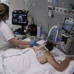 Una enfermera realiza una ecografía a una paciente en la UCI, en una imagen de archivo