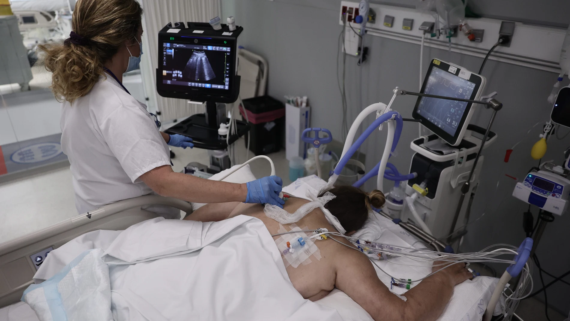 Una enfermera realiza una ecografía a una paciente en la UCI, en una imagen de archivo