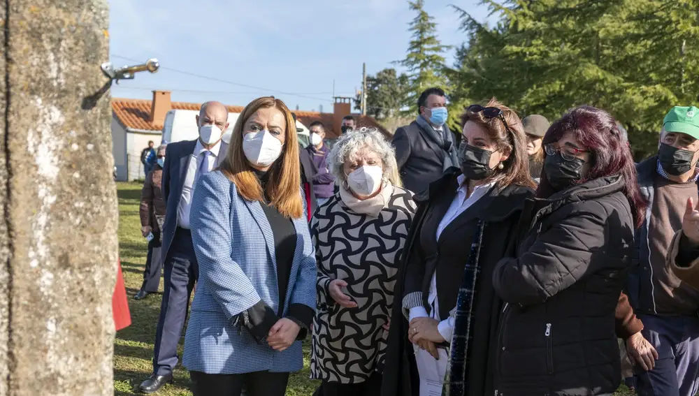 La delegada del Gobierno, Virginia Barcones, acompañada por la subdelegada del Gobierno en Salamanca, Encarnación Pérez, preside el acto de entrega de la medalla al mérito a la protección civil en su categoría de bronce y con distintivo azul al Ayuntamiento de La Fuente de San Esteban