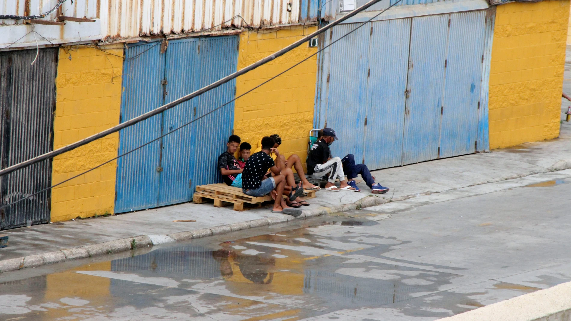 Un grupo de menores fugado de las naves del Tarajal para evitar ser devueltos a Marruecos