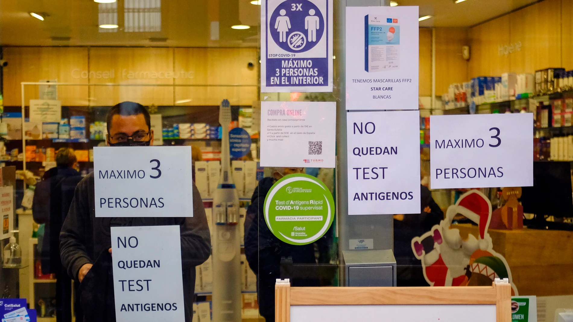Una farmacia de L'Hospitalet de Llobregat (Barcelona) muestra un cartel en el que advierte a los clientes de que no disponen de test de antígenos