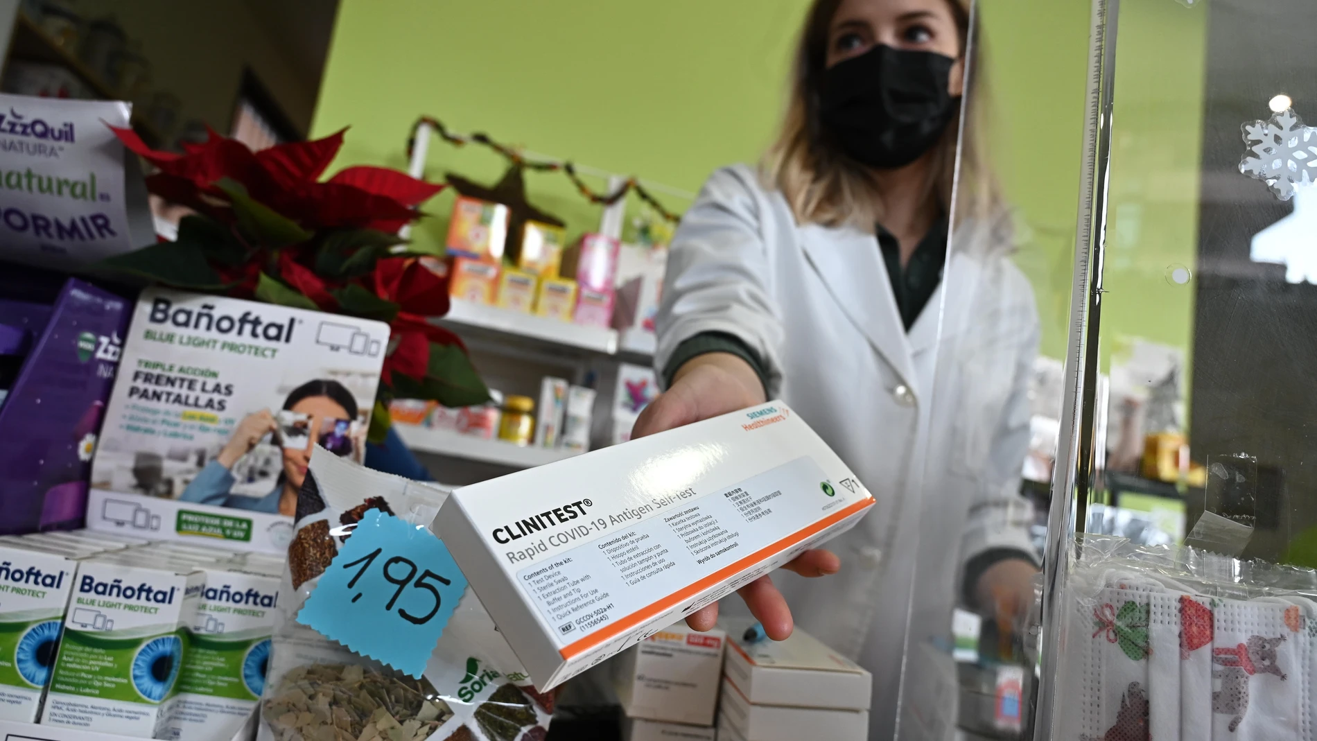 Una farmaceútica muestra un último test de antígenos en su farmacia de Madrid