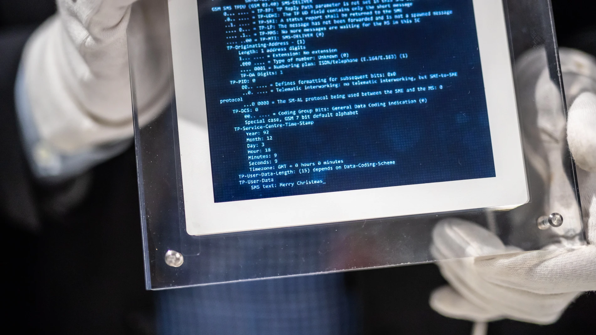 Una casa de subastas de París vendió el SMS el martes en código digital en una tableta