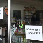 Detalle de un cartel informativo sobre la no disponibilidad de test de antígenos a la venta en una farmacia de Madrid