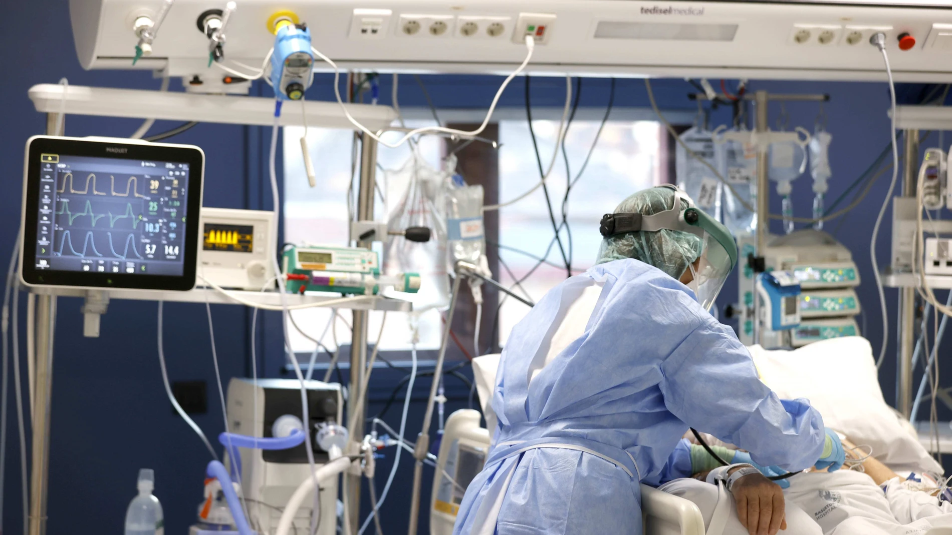 Una enfermera del hospital bilbaíno de Basurto trata a un paciente infectado por covid en la Unidad de Críticos del hospital vizcaíno