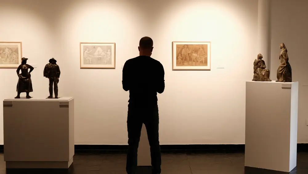 El alcalde de Salamanca, Carlos García Carbayo, el presidente de la Diputación Provincial de Salamanca, Javier Iglesias, y los hijos del escultor salmantino Agustín Casillas, Lydia y Antonio, presentan la exposición ‘Agustín Casillas. Centenario (1921-2021)’.