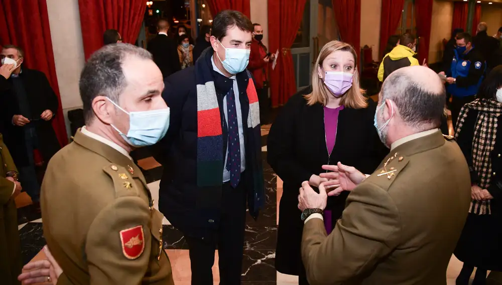 Los consejeros Ángel Ibáñez e Isabel Blanco, conversan con mandos del Ejército antes del concierto