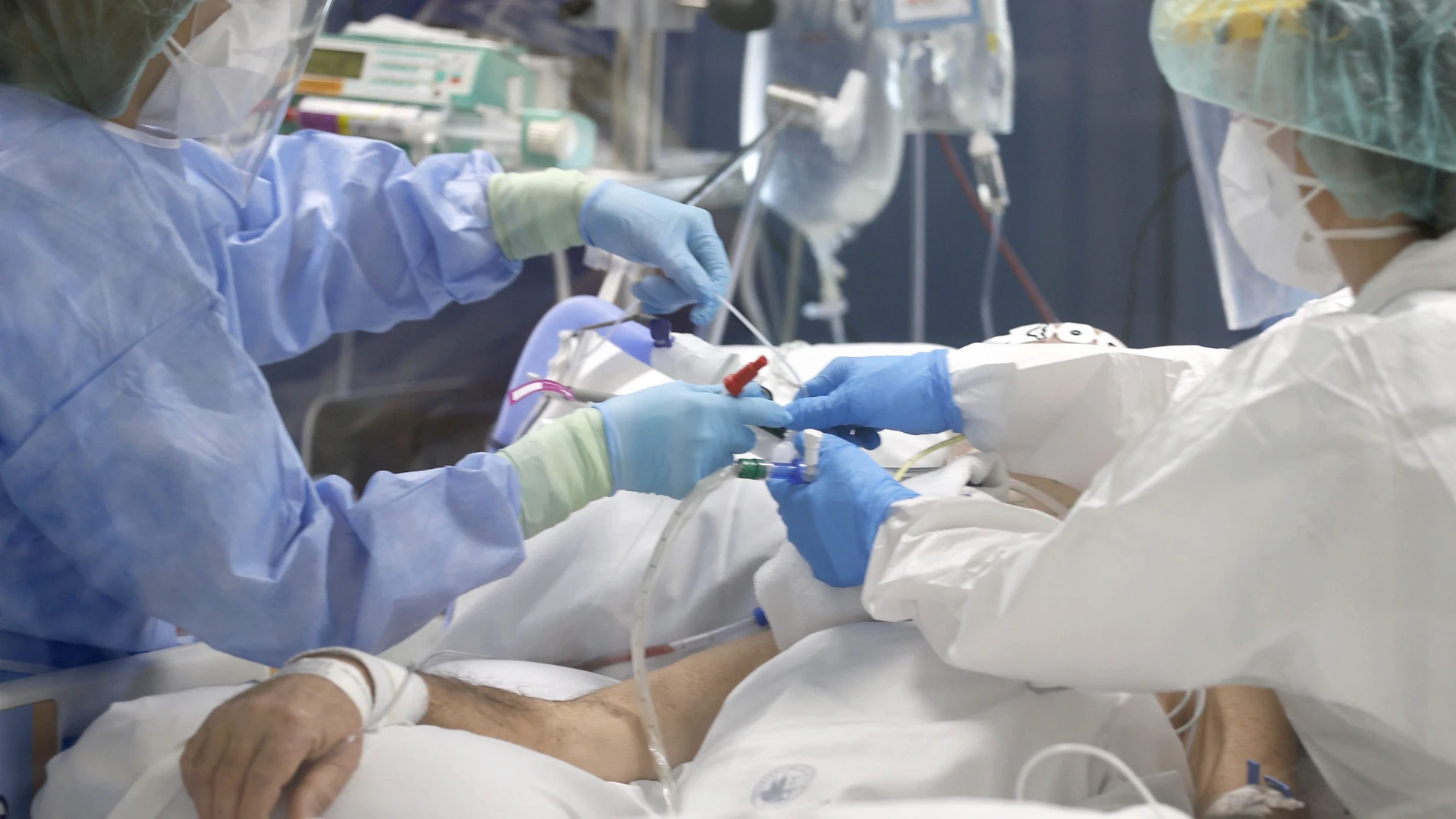 Enfermeras del hospital bilbaíno de Basurto, tratan a un paciente infectado por covid 19