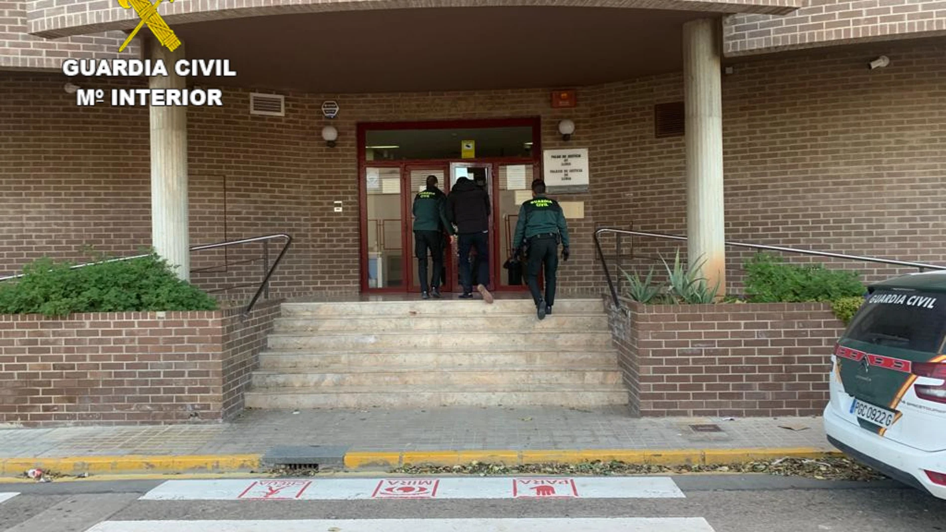 La Guardia Civil traslada al detenido a dependencias del instituto armado