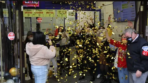 Administración número 67. Doña Manolita. Celebración del primer premio, del gordo de la Lotería de Navidad