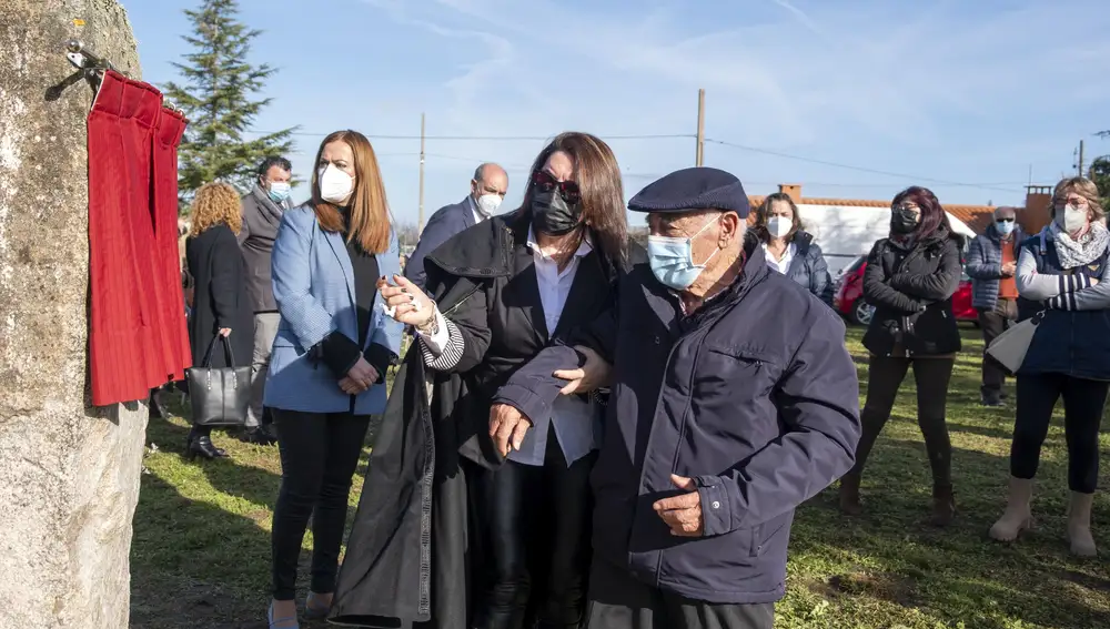 Acto de entrega de la medalla al mérito a la protección civil en su categoría de bronce y con distintivo azul al Ayuntamiento de La Fuente de San Esteban, en representación de los vecinos de Muñoz por su comportamiento solidario durante el accidente ferroviario de 1978