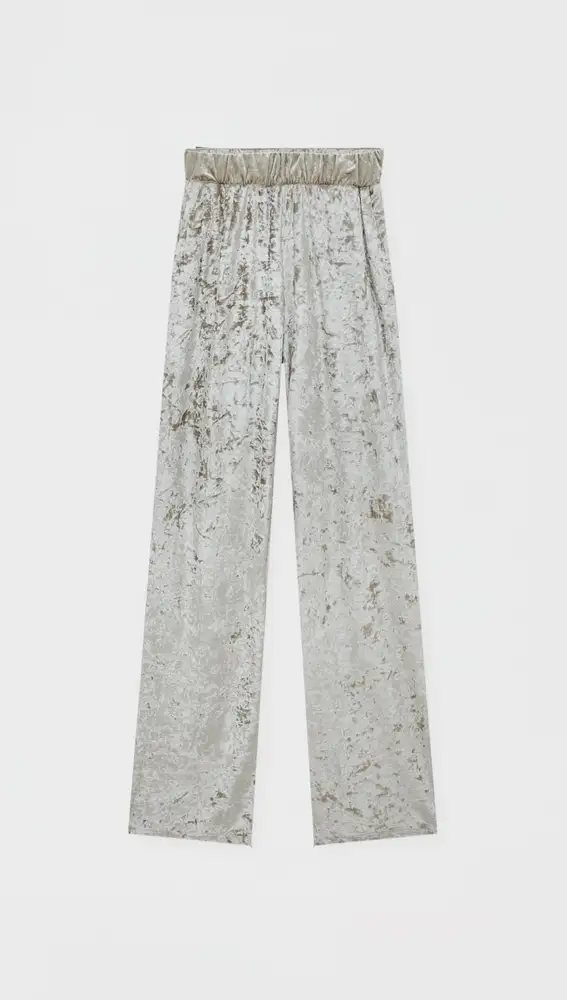 Pantalón de terciopelo fluido en color gris, de Pull & Bear