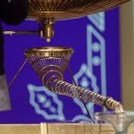 Una de las bolas del Sorteo Extraordinario de la Lotería de Navidad 2021