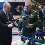 Vladimir Putin con un fusil junto a su ministro de Defensa Sergei Shoigu