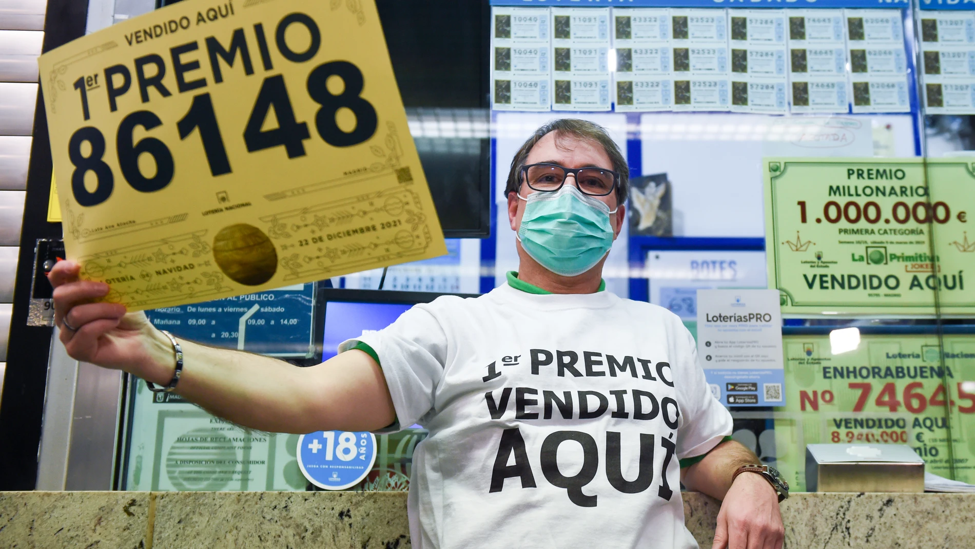 Javier Moñino, empleado de la administración situada en la zona del AVE de la Estación de Atocha, celebra que ha vendido parte del número 86148 correspondiente al 'Gordo'