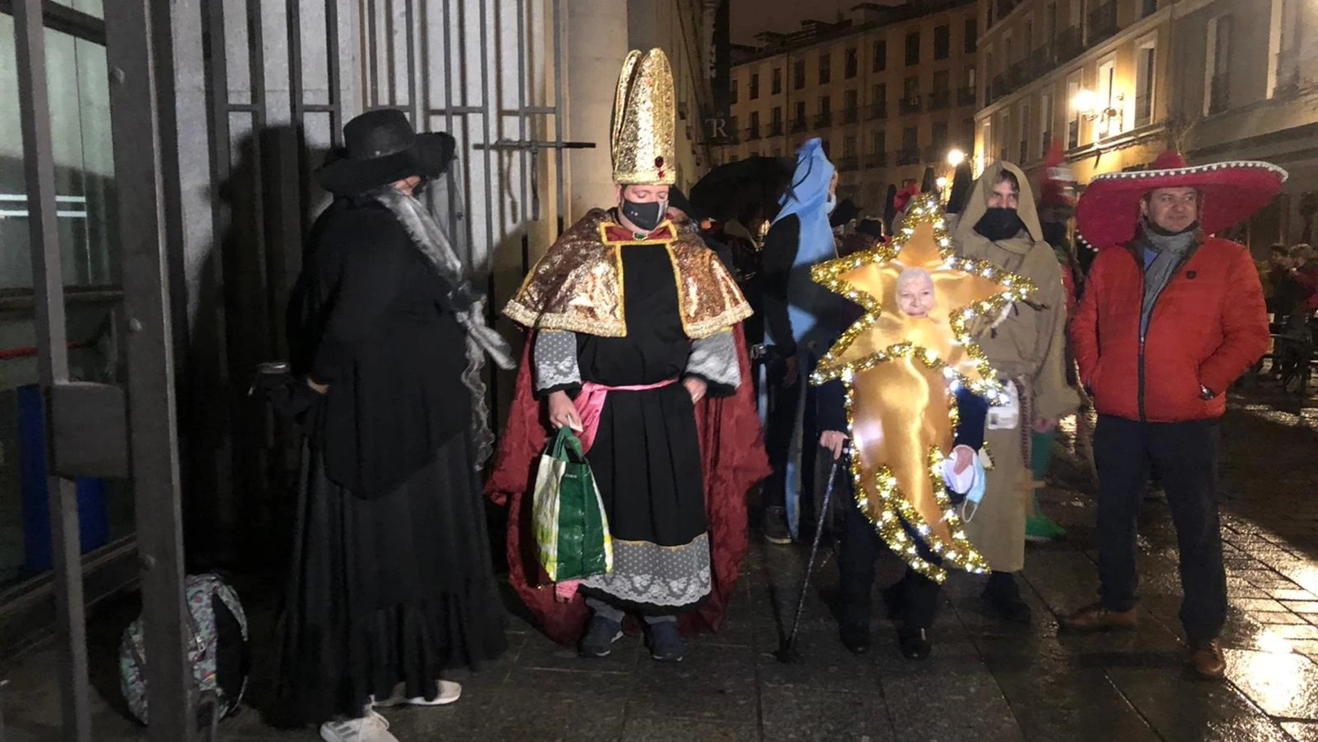 Personas esperan frente al Teatro Real para el sorteo de la lotería de Navidad 2021, con aforo reducido de público por la Covid-19 | EUROPA PRESS