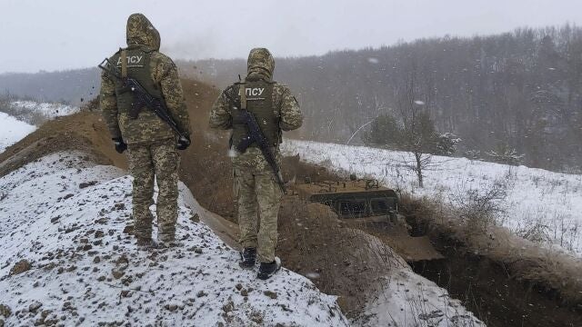 Soldados ucranianos vigilan la frontera con Rusia