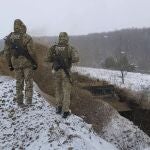 Soldados ucranianos vigilan la frontera con Rusia