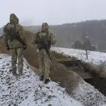 Soldados ucranianos vigilan la frontera con Rusia