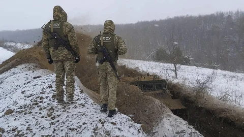 Soldados ucranianos vigilan la frontera con Rusia