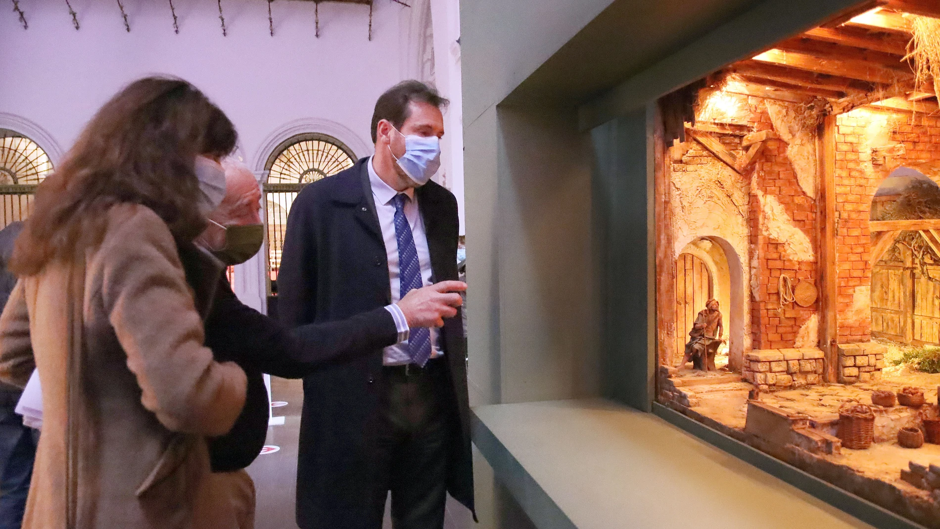 El alcalde de Valladolid, Óscar Puente, y la concejala Ana Redondo visitan el Belén Monumental de Las Francesas