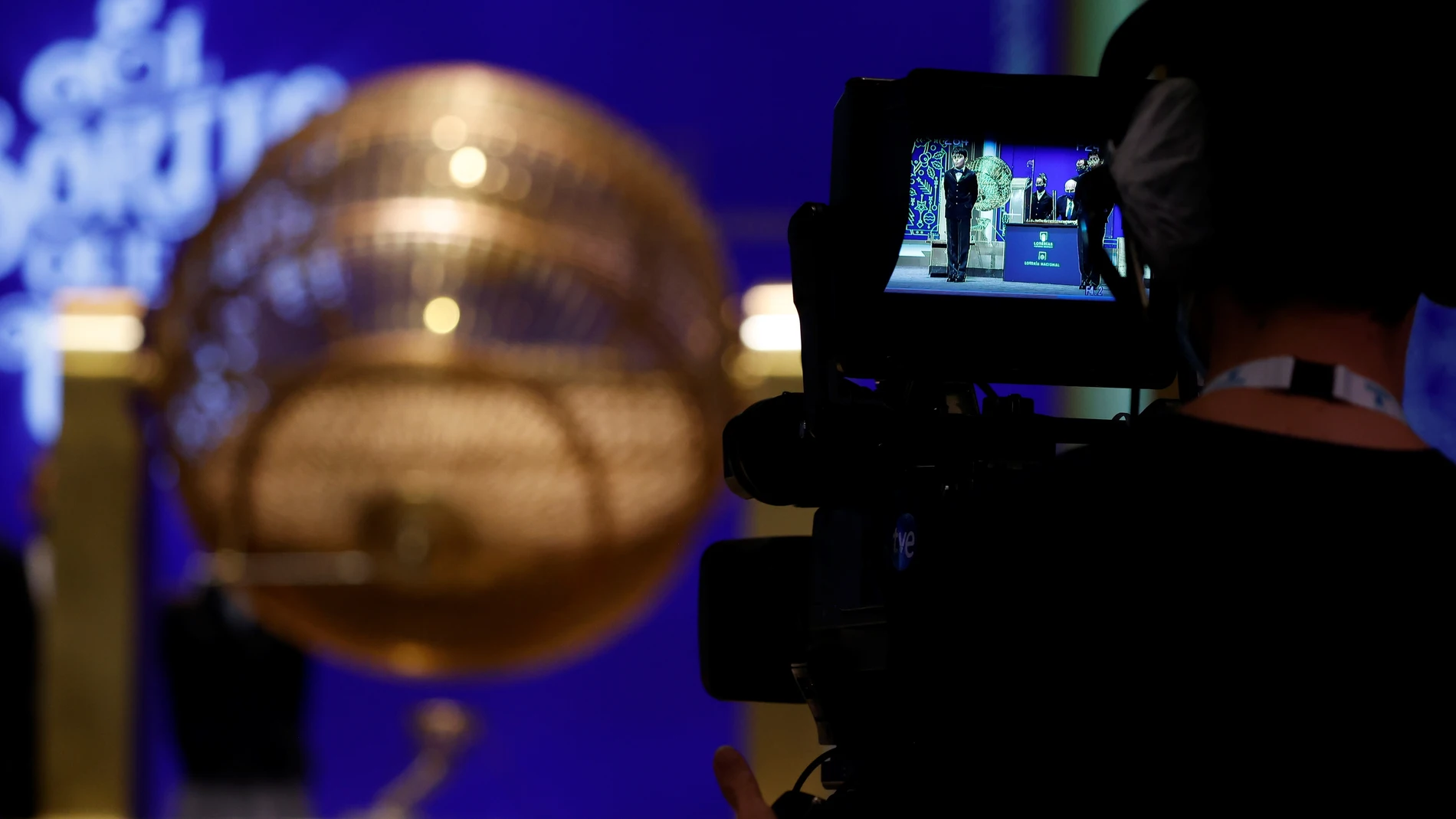 Un cámara graba uno de los bombos de la Lotería de Navidad celebrado en el Teatro Real de Madrid este miércoles. EFE/ Juan Carlos Hidalgo