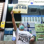 Javier Moñino, empleado de la administración situada en la zona del AVE de la Estación de Atocha, celebra que ha vendido parte del número 86148 correspondiente al 'Gordo'. Gustavo Valiente / Europa Press