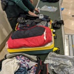 La Guardia Civil registra el equipaje de un pasajero