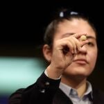 Una de las niñas de la residencia de San Ildefonso sostiene la bola con la que ha cantado uno de los quintos premios. Eduardo Parra / Europa Press
